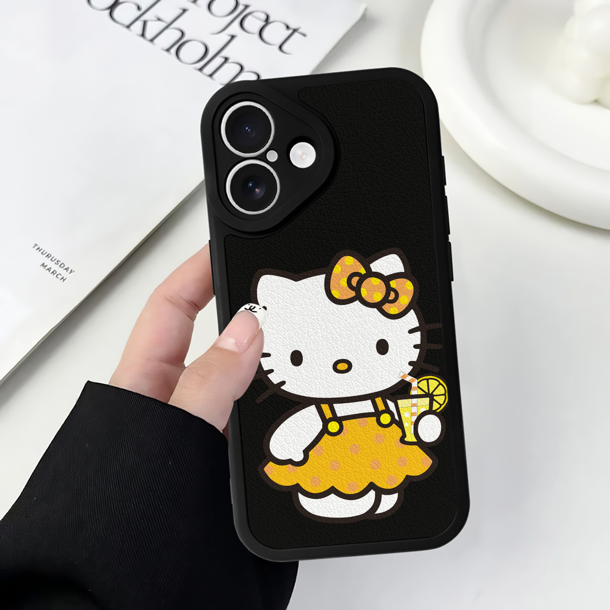 （画像用） Hello Kitty ハローキティ 【iPhone 16シリーズ対応】シリコンスマホケース（レザー調） 材質：シリコン
